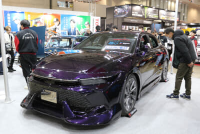 VIOLAは、クラウンクロスオーバーをベースとして現代VIPカスタムを施したドレスアップSUV。VIOLAはイタリア語で紫のこと