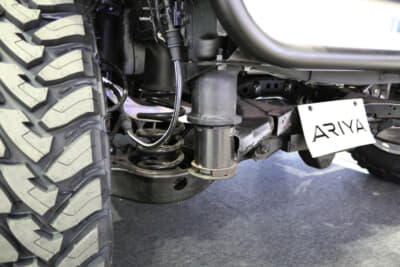 関東工業自動車大学校 日産 ARIA：円筒形のブロックを使って足まわりのメンバーを下げ、ボディを10cmほど上げている