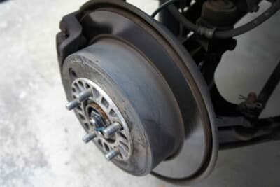 品質の悪いスペーサーを入れると、走行中にスペーサーが割れる危険もあるので注意が必要だ