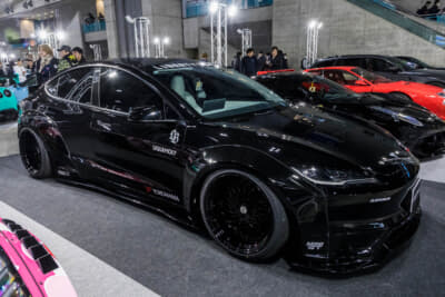 LB E-WORKS TESLA Model3：このコンプリートモデルのキット構成は、フロントのハーフスポイラーにリアディフューザー、ワイドフェンダー、サイドディフューザー、そしてダックテールウイングとなる