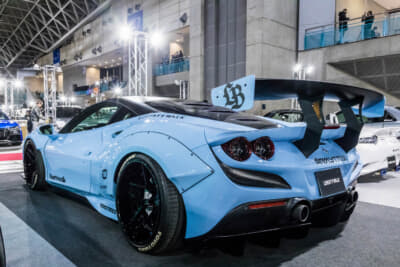 LB-WORKS F8 Tributo:オーバーフェンダーに合わせるべく、標準より大きなサイドディフューザーを装着している