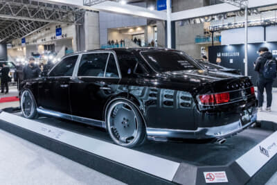 トヨタ センチュリー：左側はWORK LS ADAMASのブラックアルマイトを装着