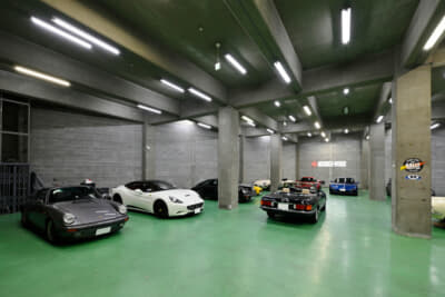 240坪の広大なスペースを有し、1階は10数台を悠々配置できる車両ストレージスペース
