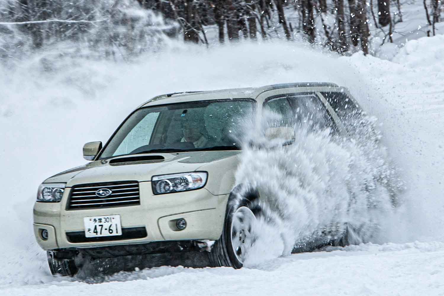 雪道では4WDは万能なのか？ 下り坂では2WDに比べて制動距離が圧倒的に伸びてしまうのはなぜ？ 短所も計算に入れて運転しましょう