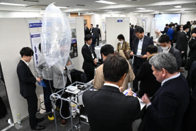 出展ブースのフロアは多くの来場者が詰めかけていたが、このバイオコーク技研＆トクヤマのブースは特に人気のブースだったようだ