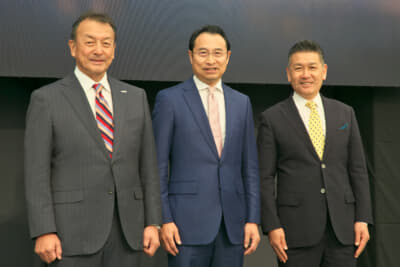 左からBYDオートジャパン代表取締役社長の東福寺厚樹氏、BYDジャパン代表取締役社長の劉 学亮氏、BYDジャパン執行役員副社長の石井澄人氏