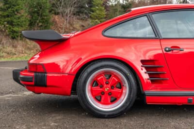 27万1600ドル(邦貨換算4245万円)で落札されたポルシェ「911ターボ フラットノーズ」(C)Courtesy of RM Sotheby's
