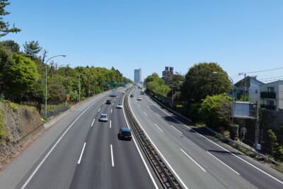 高速道路では計測震度4.5（震度5弱に相当）以上で通行止めとなり、道路の点検が行われる