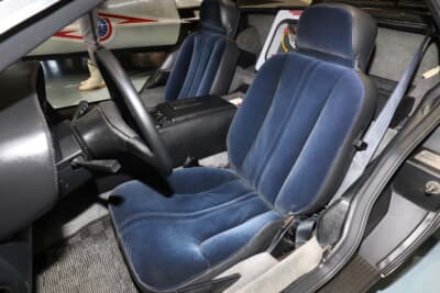 デロリアン DMC-12：フロアもシートもボロボロだったが、約1年を費やして修復作業を完了させた