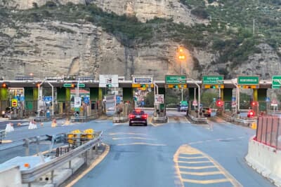 フランスからイタリアの高速道路の料金所。バスの車窓から撮影