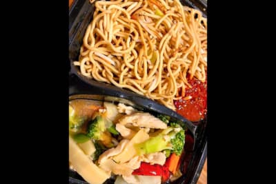 ハンブルク中央駅で買った中華あんかけ焼きそばは9ユーロ（約1500円）