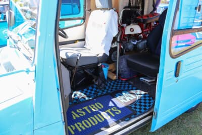 スズキ アルト ウォークスルーバン：運転席から荷室に直接入って作業することが可能。運転席側のドアは存在しない