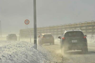 日陰や橋の上やトンネルの出口はアイスバーンになりやすく、いずれも通常の雪道に輪をかけての慎重なドライビングが必要だ