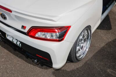 トヨタ コペン GRスポーツ:リアもフェンダーとタイヤ&ホイールのツライチにこだわる。タイヤはヨコハマのストリートラジアル、Sドライブで前後165/40-16
