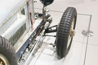 インヴィクタ 4 1/2:フロントサスペンションもリーフリジッド式。フロントと同様に摩擦式のショックアブソーバーを装着しているが、こちらはずいぶんと小振りになっている