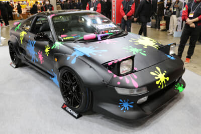 SW20型MR2をベースとしたMRトゥーンは、ボディに蛍光ペンキを吹きかけたドレスアップ・スポーツカーで、オーバーフェンダーも注目ポイント