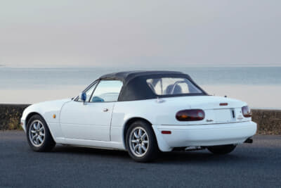 ユーノス ロードスター:静かな瀬戸内海に面した荷内海岸。心地の良い海沿いの店までのドライブも心地良さそうだ