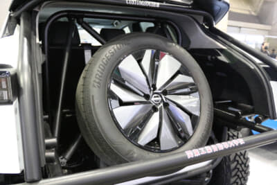 関東工業自動車大学校 日産 ARIA：リアゲートが無い状態では荒天時に雨が車内に入るため、今後トノカバーで覆うことを計画しているとのこと