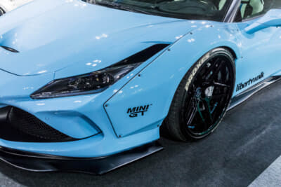 LB-WORKS F8 Tributo:リバティウォークの真骨頂であるオーバーフェンダーが装着される