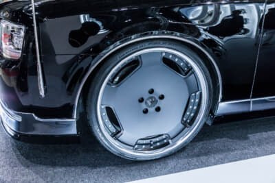 トヨタ センチュリー：左側はWORK LS ADAMASのブラックアルマイトを装着