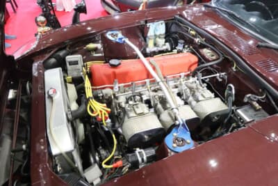 日産 フェアレディ240ZG：赤く塗られたヘッドカバーと、個々にステンレスのメッシュカバーのついたエアクリーナーを備えた3連のソレックス・キャブが目を引いた