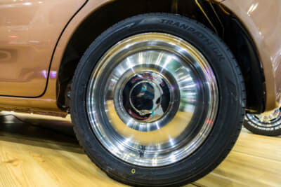 キャルズモーター Sandy：ハブキャップ風のデザインを持つWORK Lead Sledアルミホイールを装着