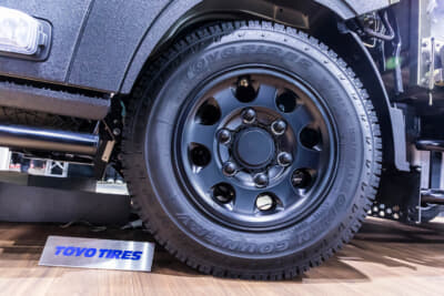 いすゞ エルフミオ クロスコンセプト:今回のためにトーヨータイヤが試作したというOPEN COUNTRYを装着