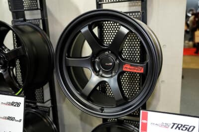 王道の6本スポークデザインを採用したMID RACING R06