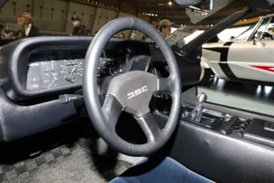 デロリアン DMC-12：ステアリングは純正品を装備している