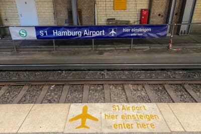 ハンブルク中央駅の空港行のホーム。切り離し列車がある場合は、このような案内は大変助かります