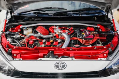 トヨタ コペン GRスポーツ:インパクト絶大のエンジンルーム。赤いパーツで揃えるだけじゃなく、コアサポートやヒューズボックスを塗装しているのもポイント