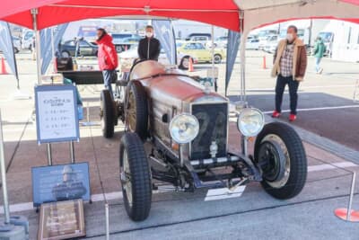 インヴィクタ 4 1/2:富士スピードウェイのパドックを使っての走行披露会でテント下に待機するインヴィクタ。保安部品も装備し、ナンバー登録も済ませているとか