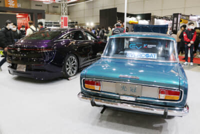 トヨタ クラウンの現行モデルとクラシックカーのコロナが並んだことで、時代の流れと大きさの違いを実感することができた