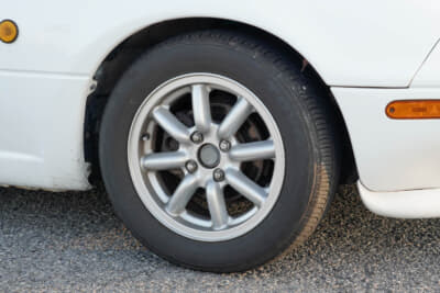 ユーノス ロードスター:ノーマルサイズのタイヤに合わせる8スポークのホイールは懐かしのブラックレーシングだ