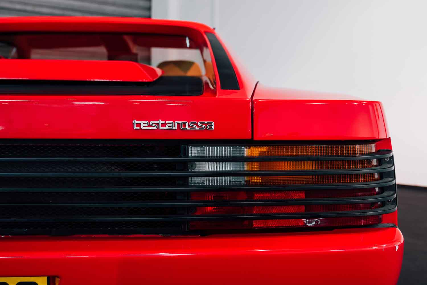 片耳ミラーの「テスタロッサ」は別格！ バブル時代に憧れたフェラーリが不動車でも3200万円と高値に…「モノスペッキオ」は大人気です