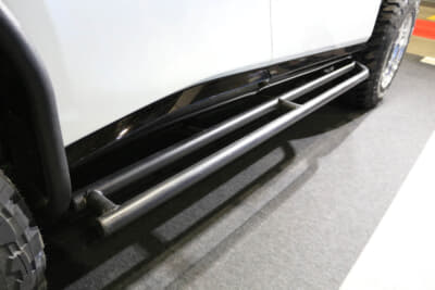 関東工業自動車大学校 日産 ARIA：ボディサイドにも自作したガードを装着。乗降時にステップの役割も果たしてくれる