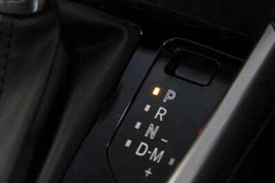 車速と連動するドアロックはギアをPレンジに入れると自動で解除されることが多い