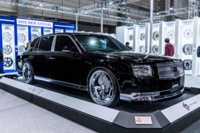 トヨタ センチュリー：右側はWORK LS ADAMASのスーパークロームメッキを装着