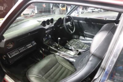 日産 フェアレディ240ZG：インテリアは、ドライバーズシートはバケット式に交換されているものの助手席はオリジナルのまま