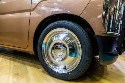 キャルズモーター Sandy：ハブキャップ風のデザインを持つWORK Lead Sledアルミホイールを装着