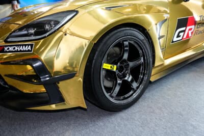 ド派手なゴールドのボディに負けていないgramLIGHTS 57CR LIMITED