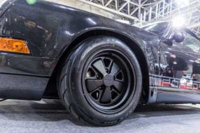 TOKYO CUSTOM WORKS ポルシェ 911：足まわりは純正のFUCHS社製をオマージュした鍛造2ピースのROTIFORM FUCで、あえて純正同様の15インチをチョイス