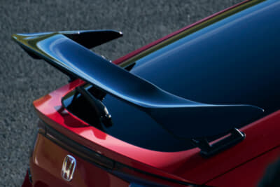 ホンダ シビック タイプR レーシングブラックパッケージ：専用リアスポイラー（グロスブラック）とアルミダイキャストステーを装着している