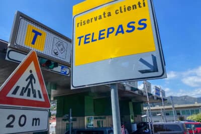 フランスの高速道路の料金所。TELEPASSを搭載している筆者のクルマは「T」の記載のレーンを通ればOK