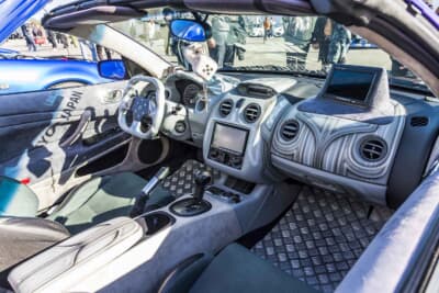 三菱 エクリプススパイダー：四角い形状が特徴的なシモーニレーシングのX3ステアリングを装着。ダッシュボードはペイントを施している