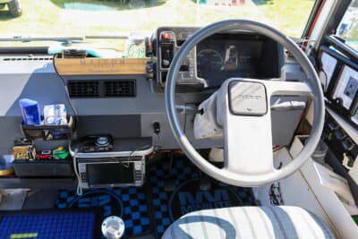 スズキ アルト ウォークスルーバン：斬新なデザインのステアリングはオリジナル。メーターまわりはシンプルな意匠