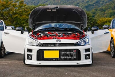 トヨタ コペン GRスポーツ:こうして見るとコアサポートを赤く塗った効果がよく分かる。ボンネットダンパーまで同系色で統一するこだわりには感心するばかり