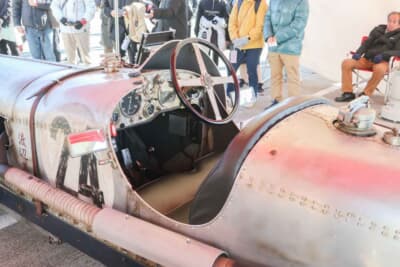 インヴィクタ 4 1/2:インヴィクタのコクピット。大径2眼式のタコメーターとスピードメーターに加え、小径のメーターがいくつも装着されている