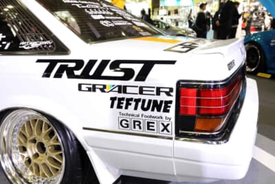 トヨタ ソアラ：1980年代を代表するトラストのエンジンオイルTEFTUNEをはじめ、GRACERやGREX等のブランドステッカーも貼られていた