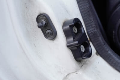 ユーノス ロードスター:「ど素人の私でもボディ剛性が上がるのが分かります」というオープンカフェガレージ製のドアウェッジは、元マツダでロードスターを開発していた横倉恒利さんもお墨付きのパーツだそうだ